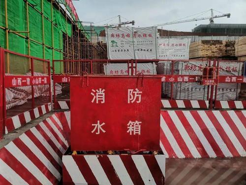 施工现场设置消防水箱施工楼层设置消防器材易燃材料区域设置消防器材